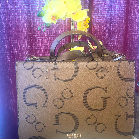 Women’s 🤎Guess?tote 👜 - Picture 3 of 12